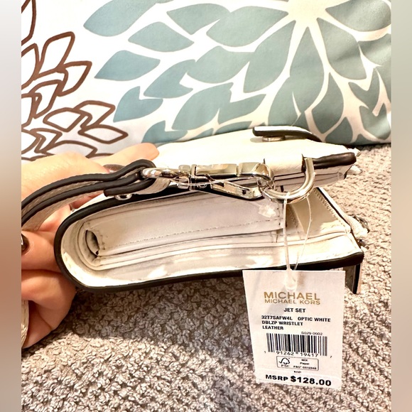 Michael Kors white leather wallet - Picture 5 of 16